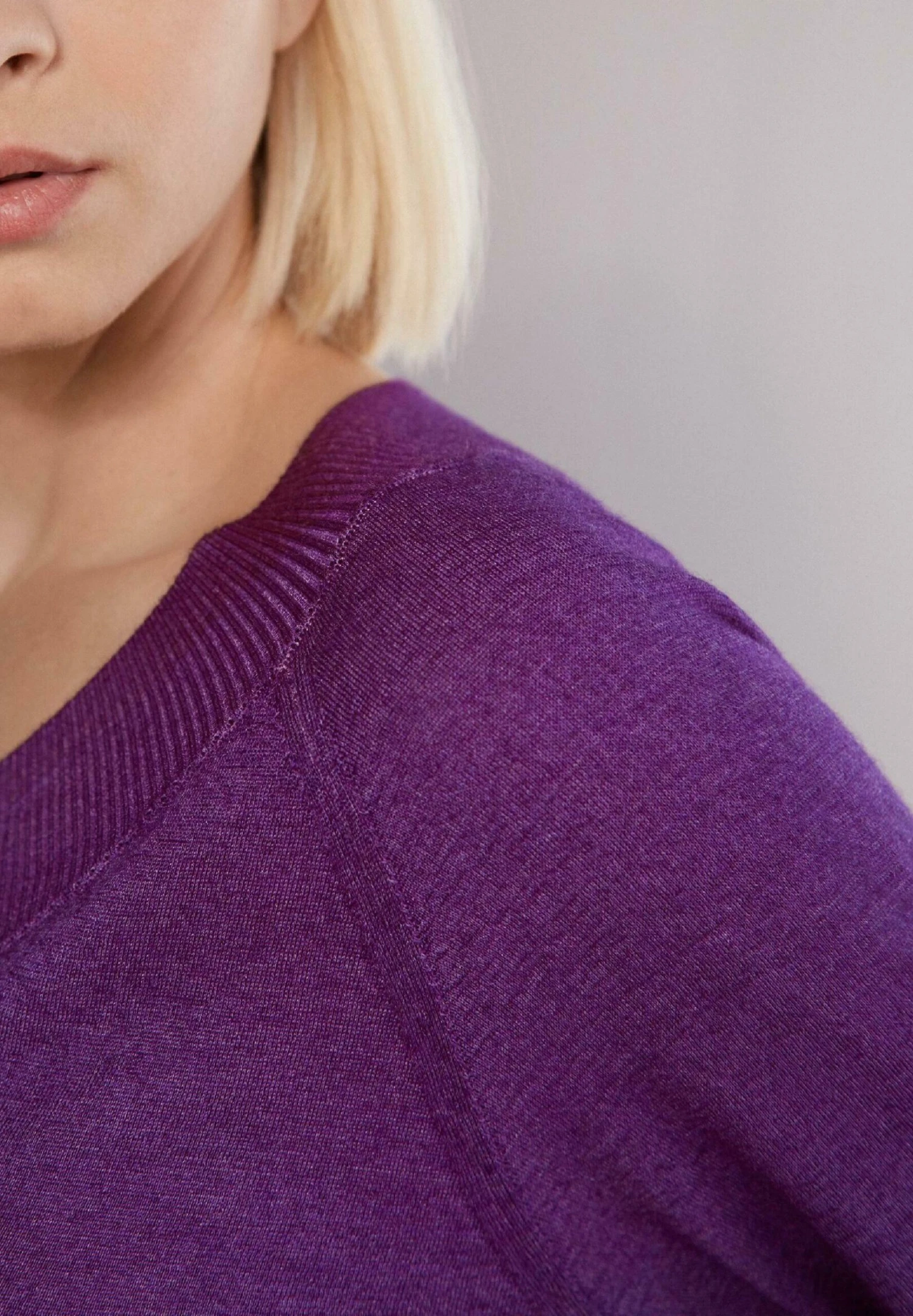 Mit V-Ausschnitt Ultralight - Pullover - Violett Viola Tc 5 Mit V-Ausschnitt Ultralight - Pullover - Violett Viola Tc – Image 3