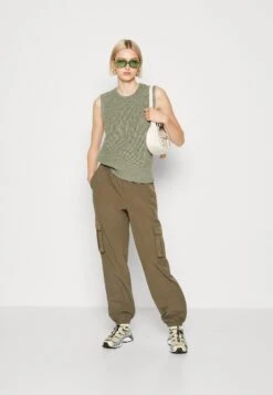 ONLY Onlparis Life Vest - Pullover - Kalamata Melange 9 ONLY Onlparis Life Vest - Pullover - Kalamata Melange -Next Soldes 2420f2fdf5b84ca684acff755af8c508