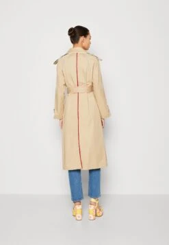 SISTER JANE Orchard Scallop Trim - Trench - Beige 10 SISTER JANE Orchard Scallop Trim - Trench - Beige -Next Soldes 2d7c5a098dc840b6acdfabca2bc22e69