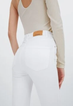 Stradivarius Regular Waist - Jeans Skinny - White -Next Soldes 6003b9106f044ef8a3f6fd459942b1fc