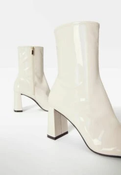 BERSHKA Patent Style Fitted - Boots À Talons - Off-White 15 BERSHKA Patent Style Fitted - Boots À Talons - Off-White -Next Soldes 6bd535ec3ad74efaa08a5d0f0c1bc490