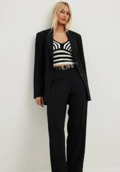 NA-KD Mit Steppnähten - Manteau Court - Black