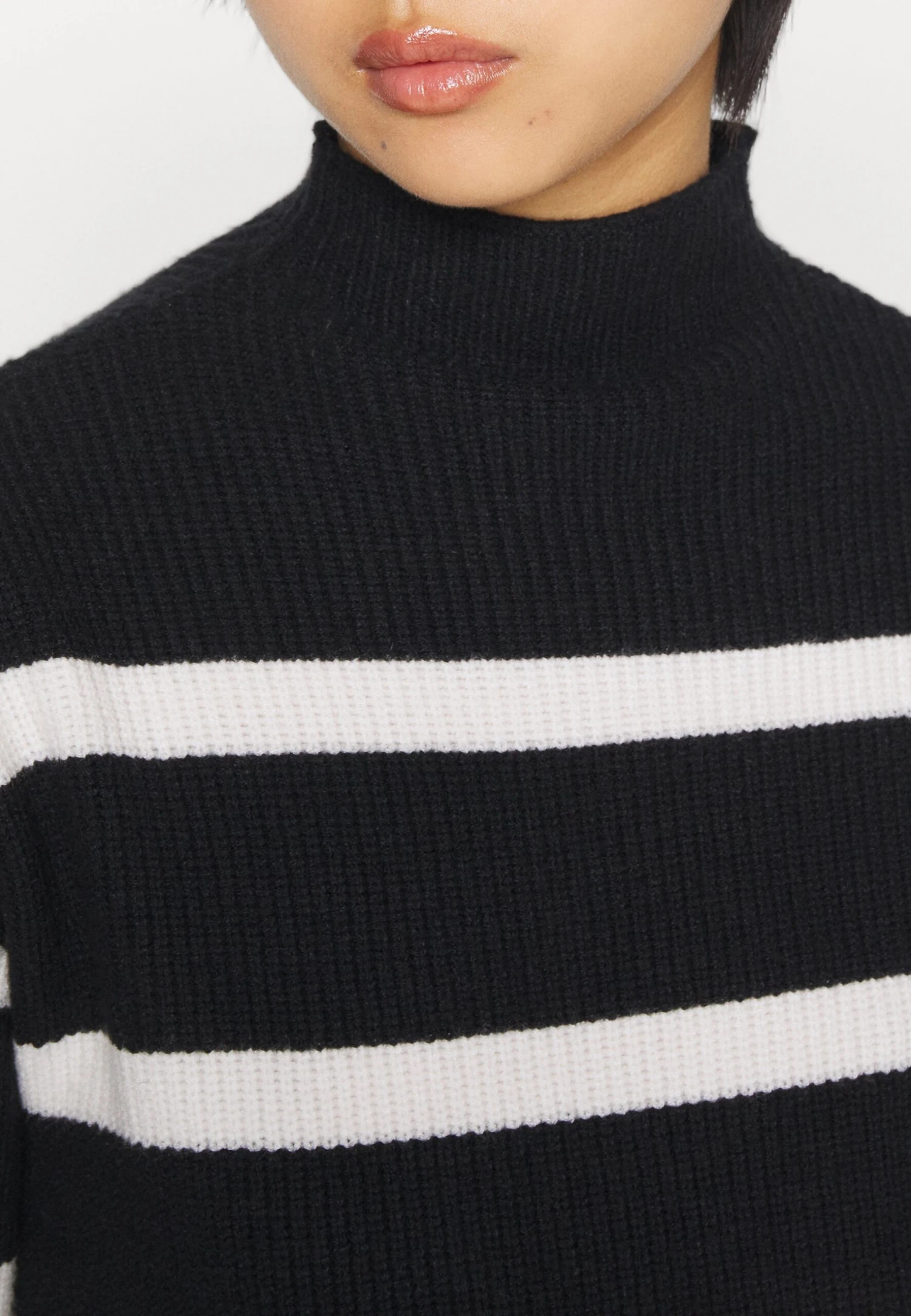 Viril Mockneck - Pullover - Black Stripes/White Alyssum 6 Viril Mockneck - Pullover - Black Stripes/White Alyssum – Image 4