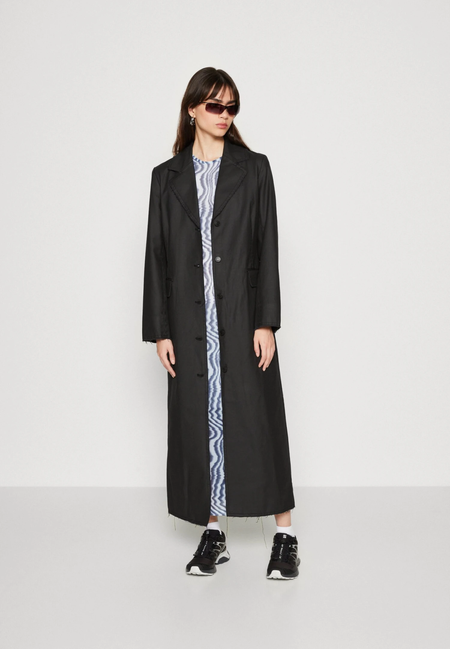 WEEKDAY Cassis Coat - Trench - Black 4 WEEKDAY Cassis Coat - Trench - Black – Image 2