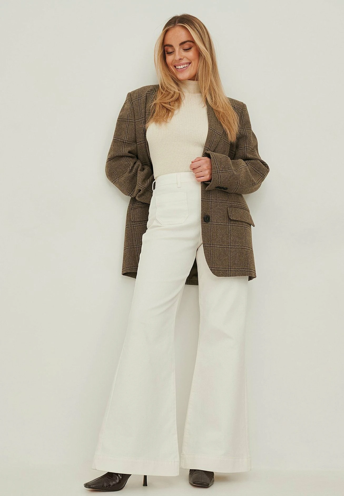 NA-KD Mit Weitem Bein Und Vordertasche - Jean Flare - Offwhite 4 NA-KD Mit Weitem Bein Und Vordertasche - Jean Flare - Offwhite – Image 2