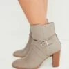 Next Forever Comfort Buckle Detail Standard - Boots À Talons - Grey 1 Next Forever Comfort Buckle Detail Standard - Boots À Talons - Grey -Next Soldes 9a7053f1b7b3411cb669c9d4dcd0898d