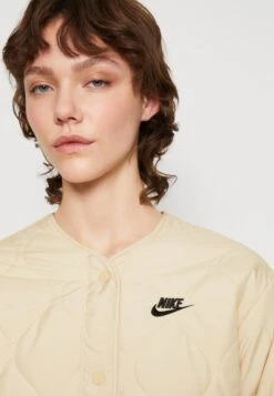 Nike Sportswear Jacket - Manteau Court - Team Gold/Ale Brown -Next Soldes c3f02c8d372f41efa7c144aa4cd5fe2e