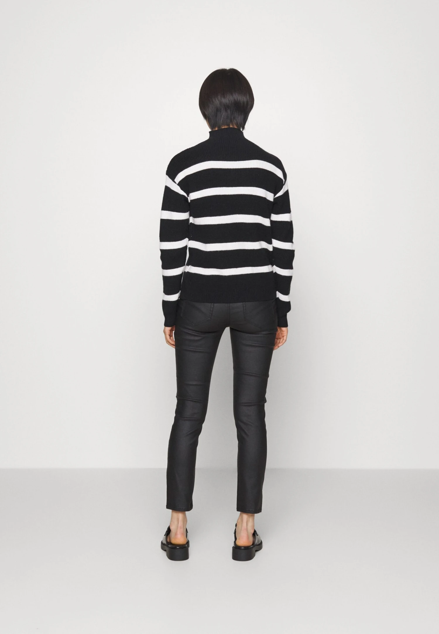 Viril Mockneck - Pullover - Black Stripes/White Alyssum 5 Viril Mockneck - Pullover - Black Stripes/White Alyssum – Image 3