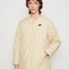 Nike Sportswear Jacket - Manteau Court - Team Gold/Ale Brown 2 Nike Sportswear Jacket - Manteau Court - Team Gold/Ale Brown -Next Soldes f7cde4e1f3eb454d97c246757129ba2a