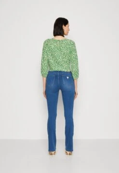 Guess Jean Flare - Silky Mid -Next Soldes f9f0b7ac4e204cd58525eff18d0f2fe7